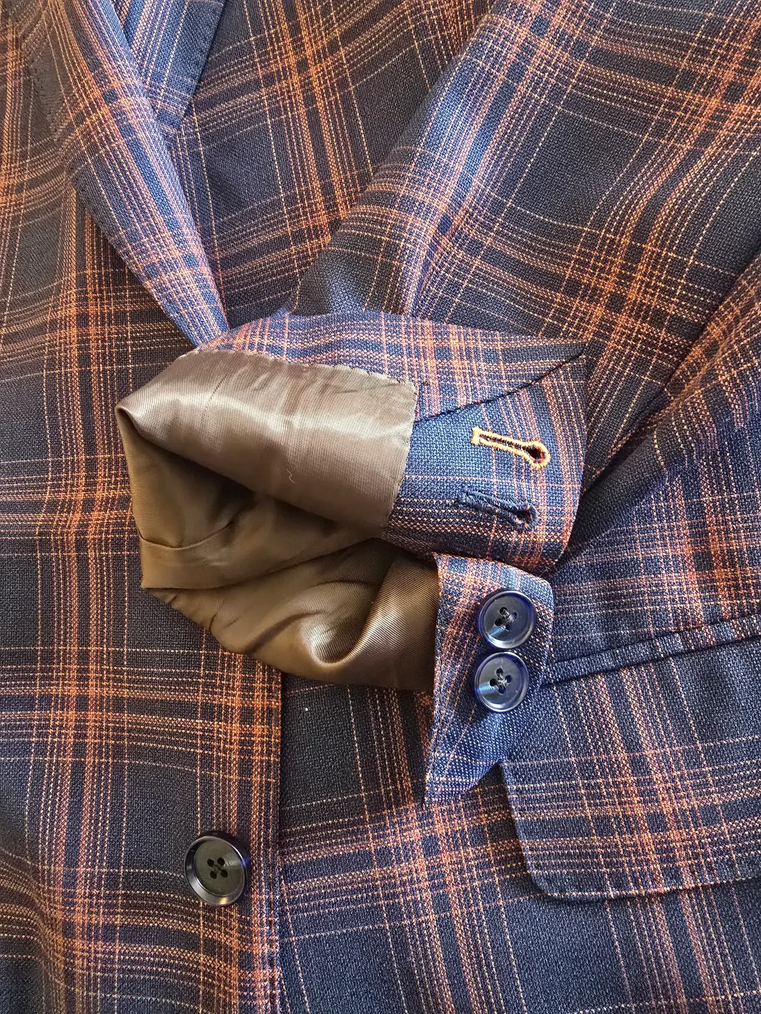 Plaid cuff with contrast buttonhole and gold lining