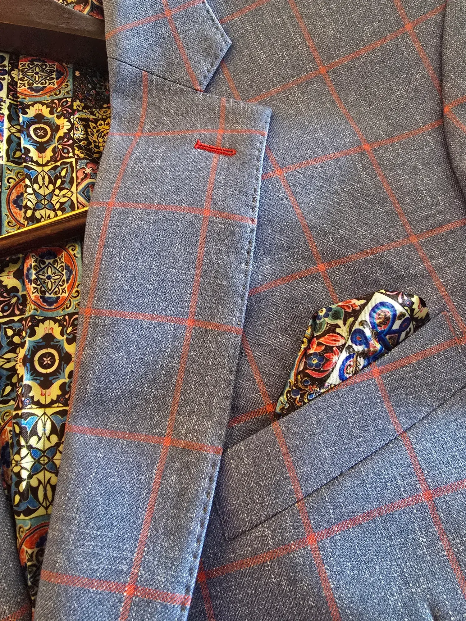 Windowpane lapel and patterned lining